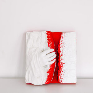 Zeitgenössisches Hochrelief „Aufbrechen“ (2024) von LadyMARIANN-Arts – plastisch modellierte weiße Oberfläche, geöffnet durch eine Hand, dahinter intensives Rot, Mixed Media Reliefkunst