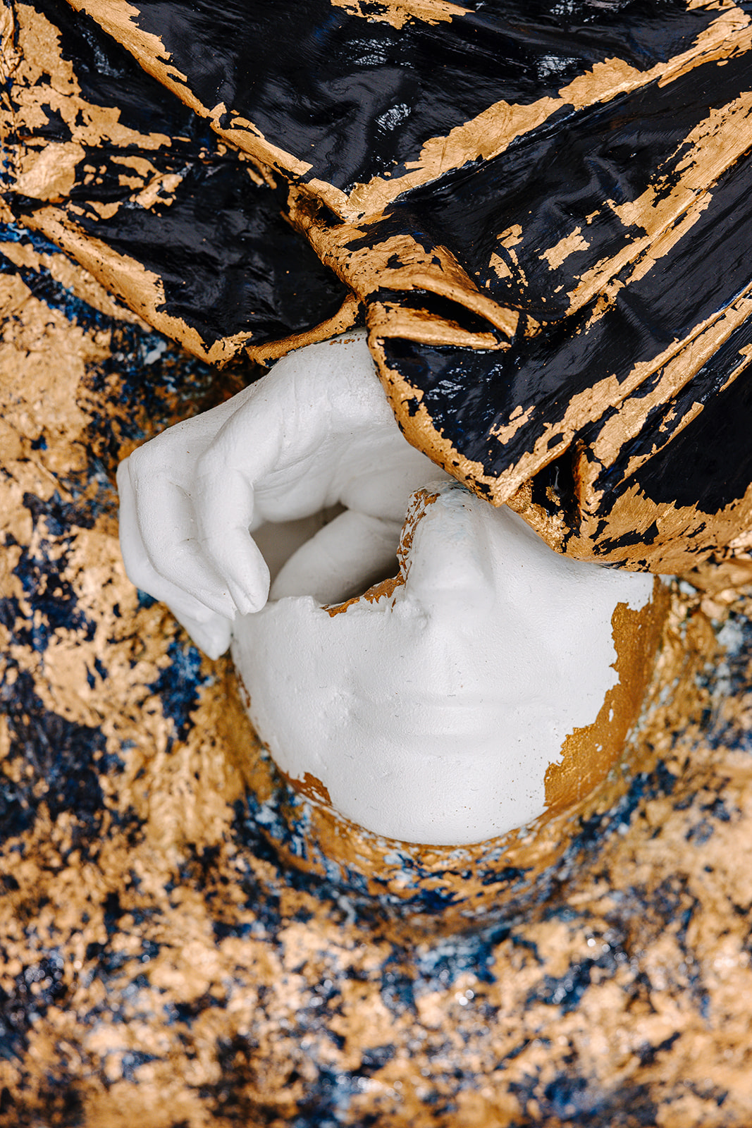 Hochrelief Kunstwerk 2024 von Marianna Ackermann, Mixed Media Wandobjekt mit Gips, Stoff und Blattmetall, plastische weiße Form auf Blau-Gold-Struktur, 40x40 cm, Detail